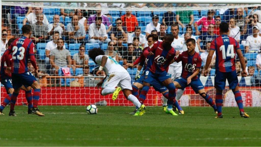 Marcelo, solo ante el Levante. Foto: Manu Laya / El Bernabéu