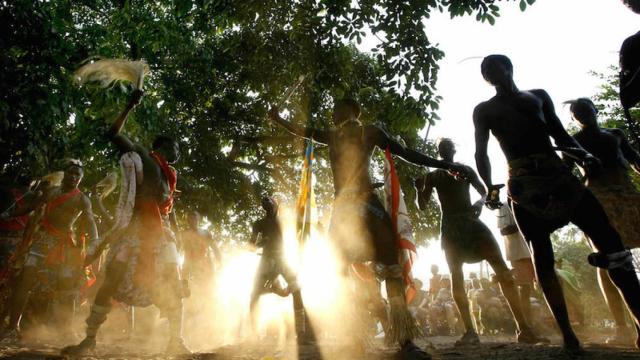 Un grupo de jóvenes realizan un baile tradicional en Camasance, la capital turística de Senegal