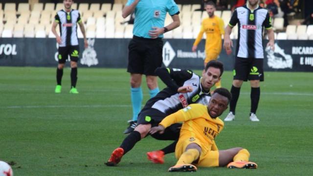 Kitoko, de amarillo, en el Cartagena - UCAM de Murcia.