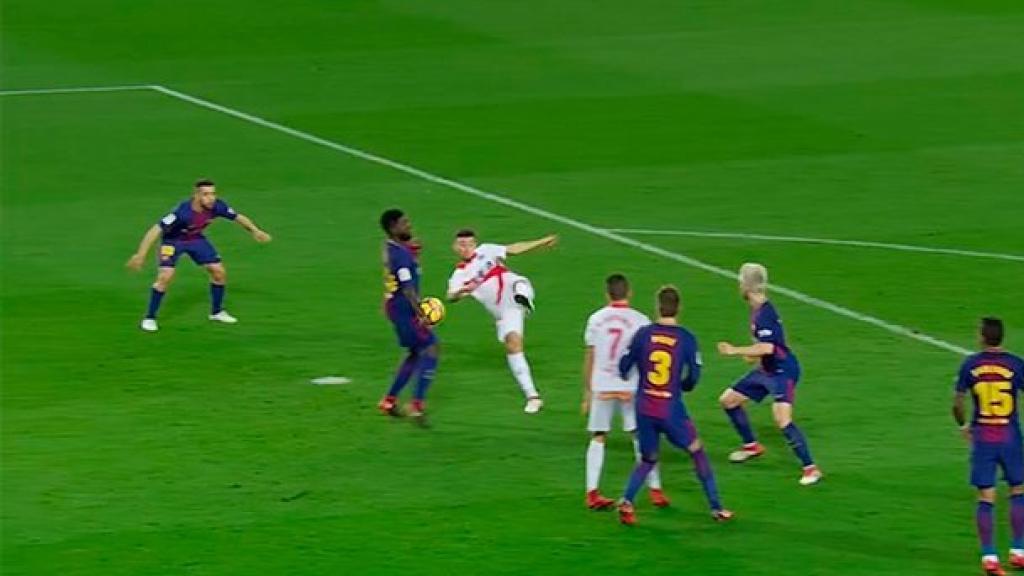 La mano de Umtiti que era penalti para el Alavés pero que el árbitro no pitó.