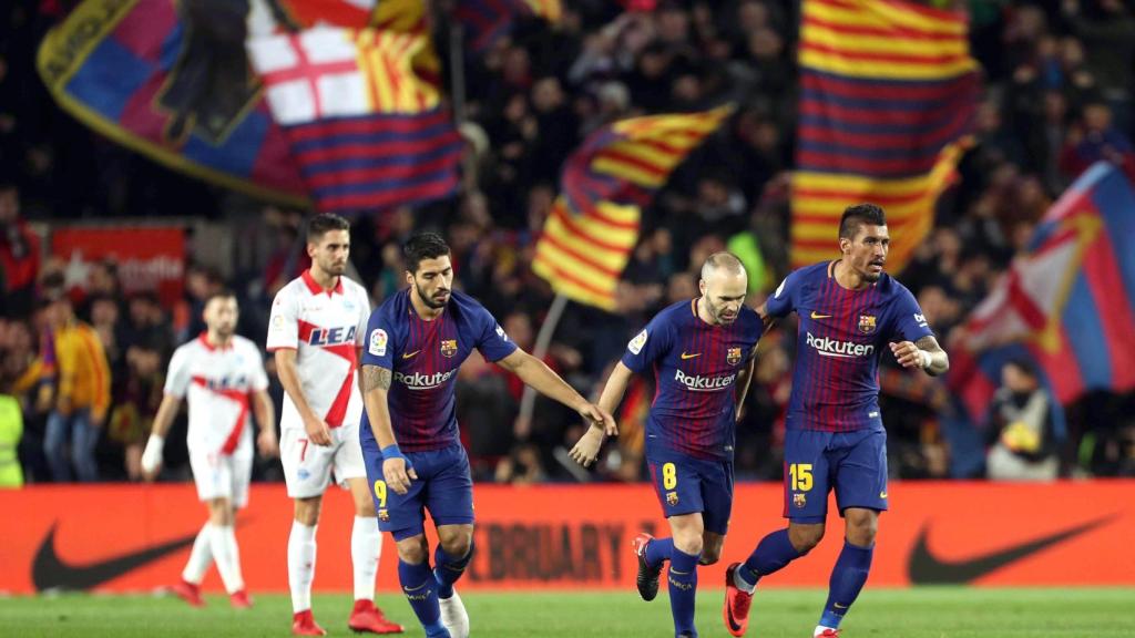 Los jugadores del Barcelona celebran un gol ante el Alavés.