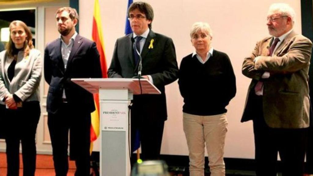 Ponsatí, Puig, Comín y Serret junto a Puigdemont en un evento en Bruselas.