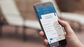 Un móvil con la 'app'de CaixaBank.