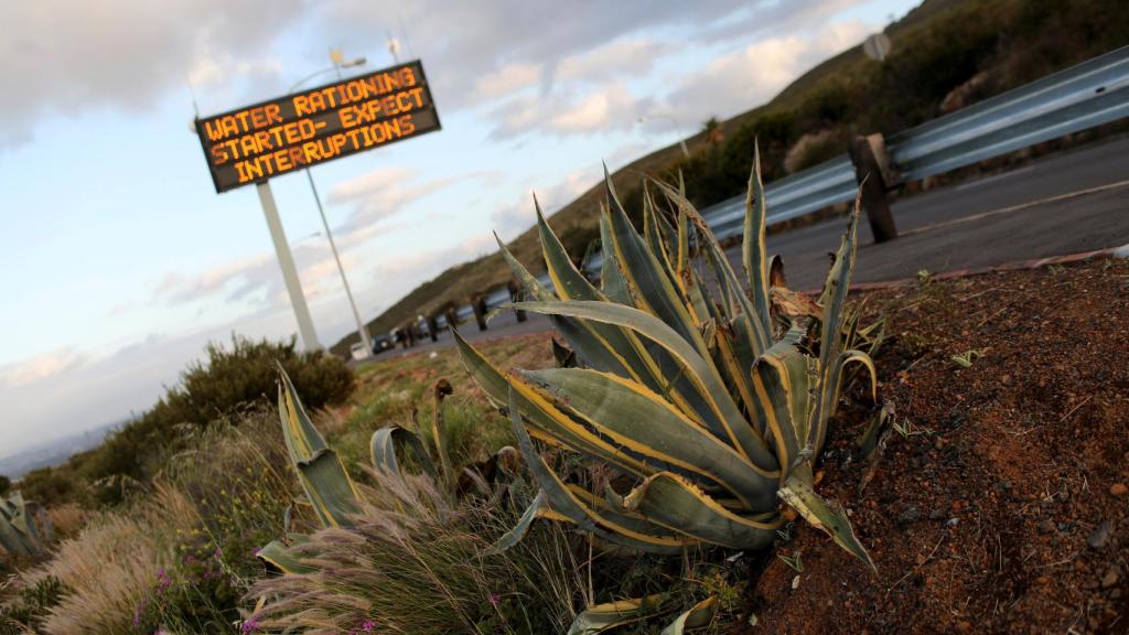 Un letrero avisa de las restricciones al uso del agua a la entrada de Ciudad del Cabo.