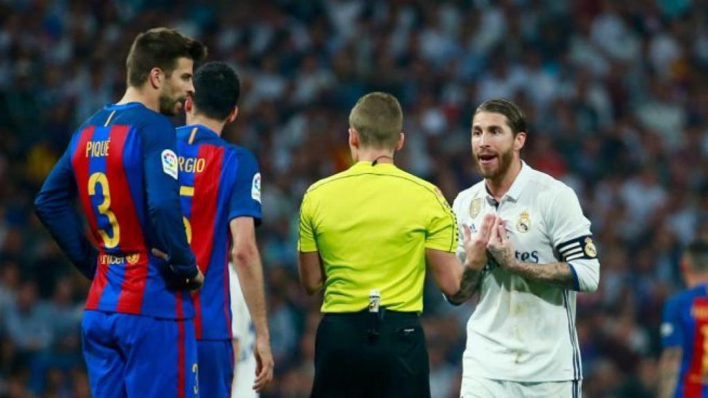 Sergio Ramos protesta una acción en un Madrid - Barça.