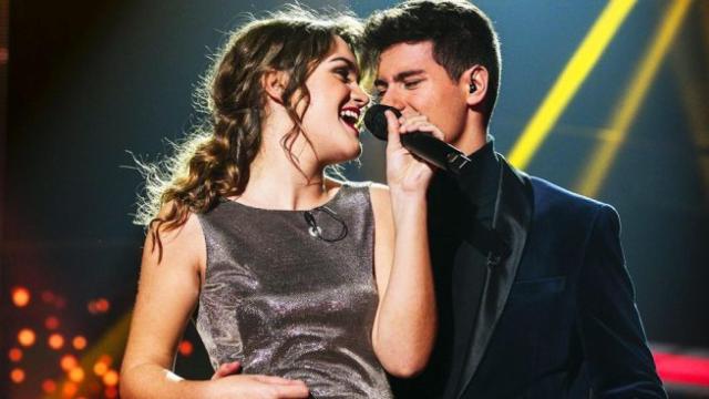 Amaia y Alfred interpretando 'Todo mi amor eres tú'.