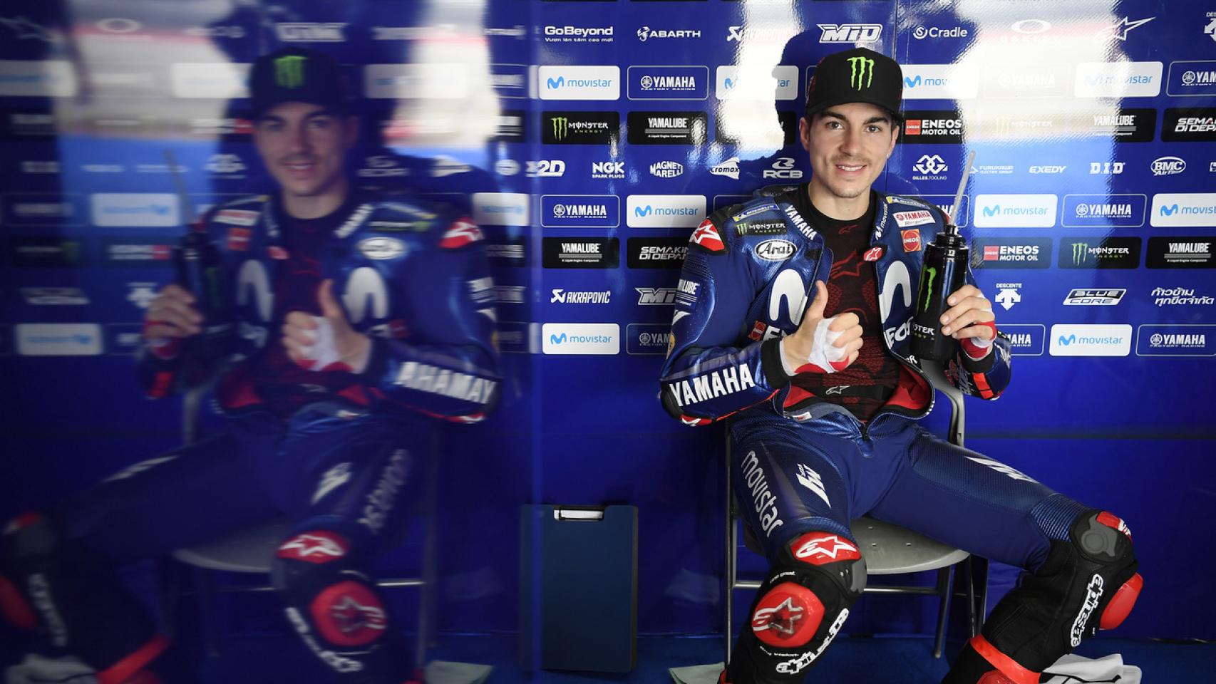 Maverick Viñales, en el box de Yamaha en el circuito malasio de Sepang.