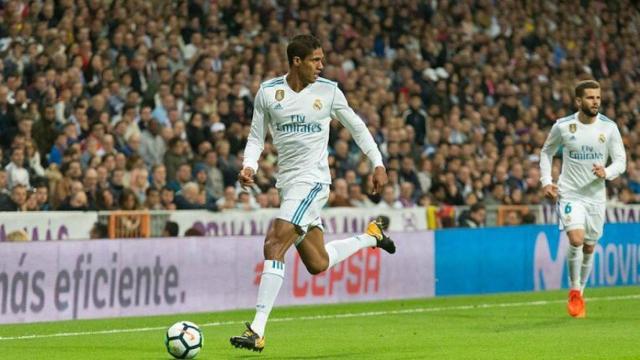 Varane conduce el balón. Fotógrafo: Pedro Rodríguez / El Bernabéu