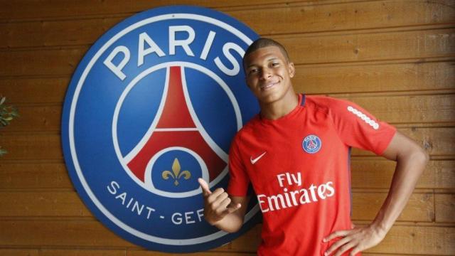 Mbappé posa con el PSG. Foto. Twitter (@KMbappe)