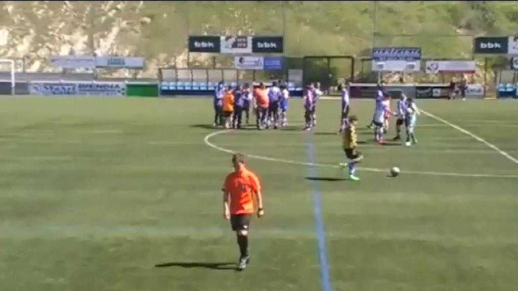 Un joven arbitro abandona el partido llorando tras la presión e insultos recibidos