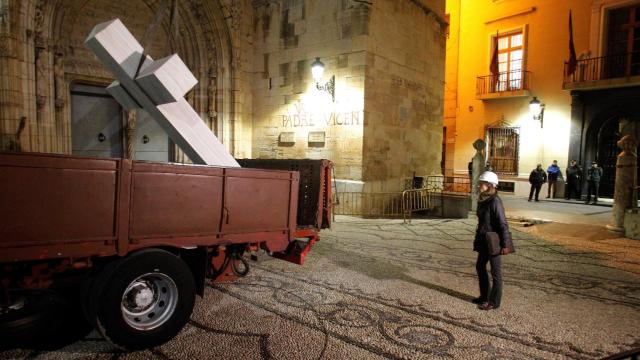 Retiran la cruz franquista de un pueblo alicantino de noche y con 2 detenidos