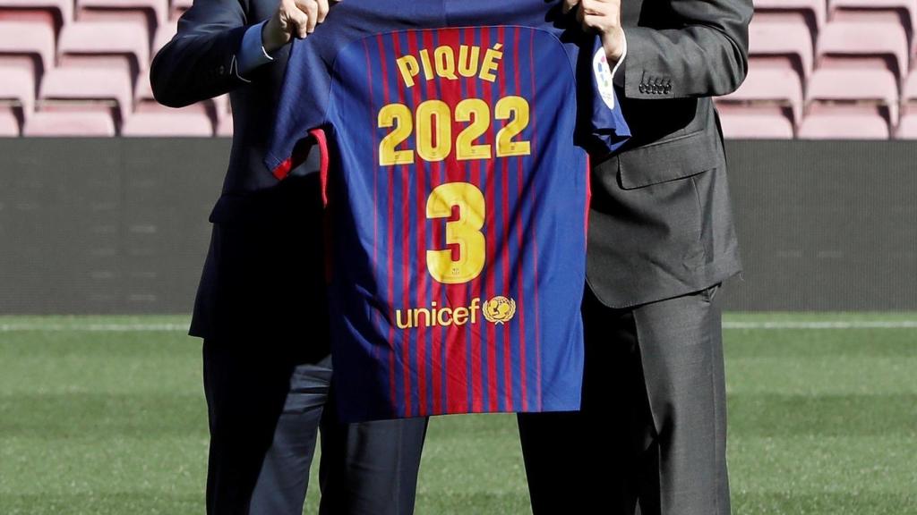 Piqué, con Bartomeu, en el acto de renovación.