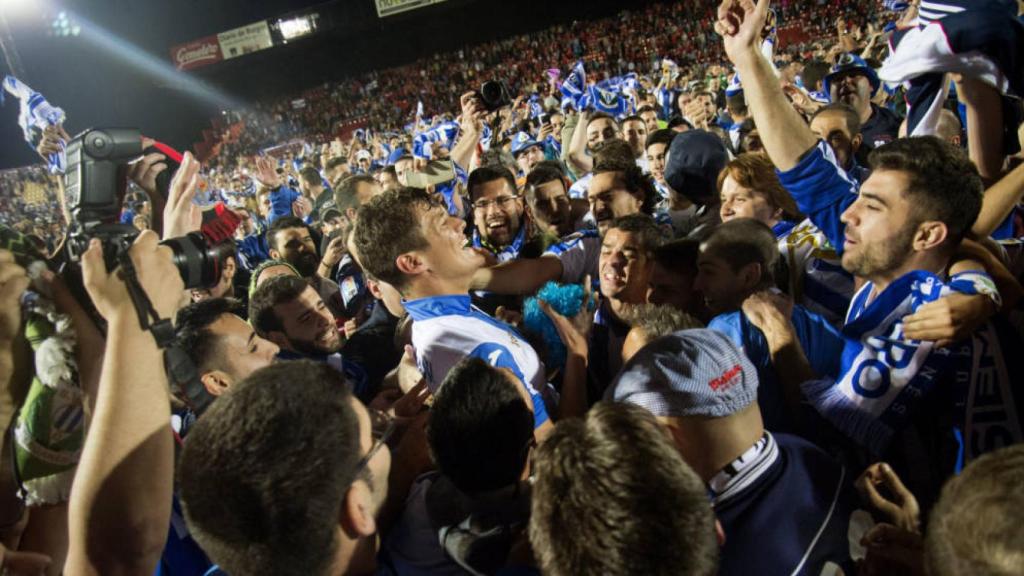 Mantovani, capitán del Leganés, en el centro, rodeado de aficionados del Leganés en el ascenso del club madrileño a 1ª.