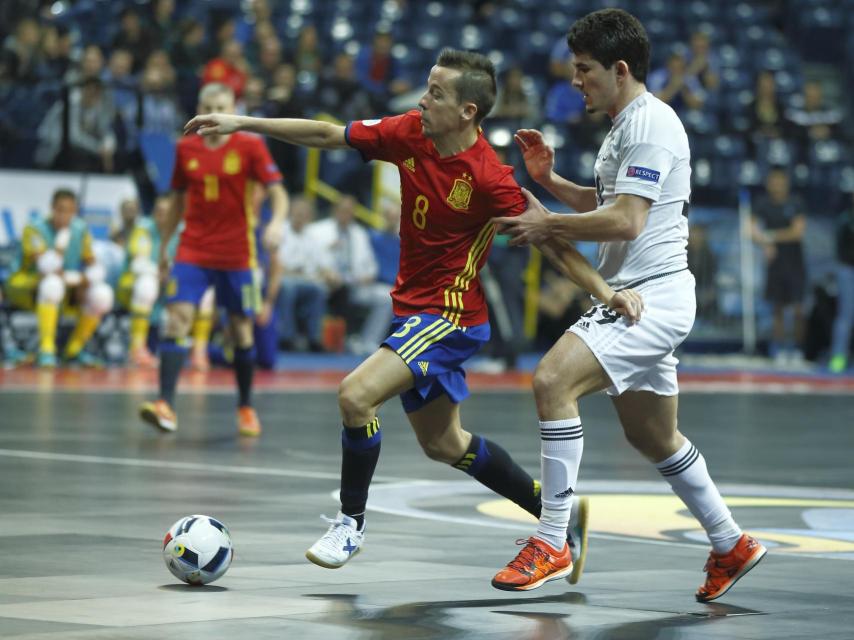 Ángel Lin conduce el balón con la selección.