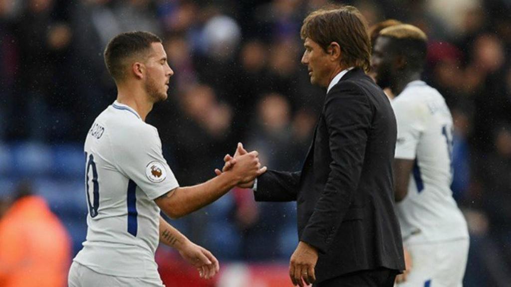 Hazard y Conte se dan la mano. Foto chelseafc.com