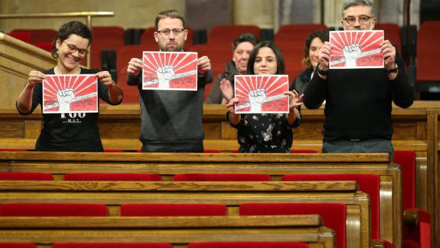 Los diputados de la CUP en sus escaños.