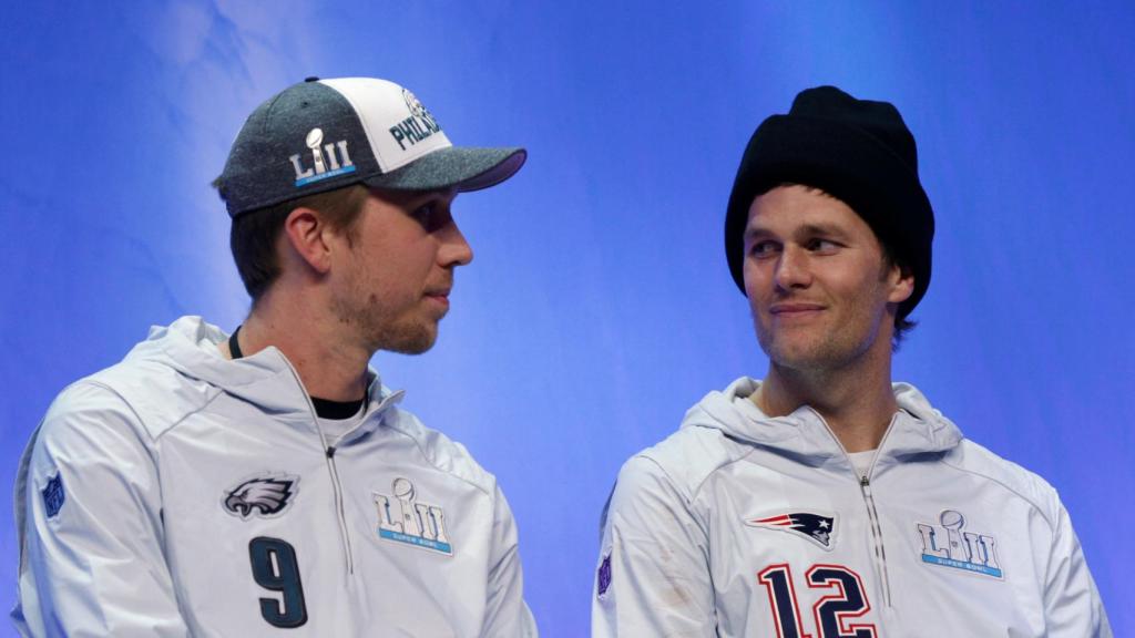 Nick Foles y Tom Brady, quarterbacks de los Eagles y los Patriots respectivamente.