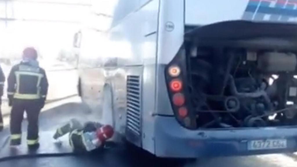 Soria-sucesos.bomberos-fuego-autobus