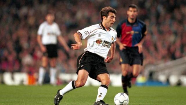 Claudio López, con Guardiola al fondo, en un Valencia-Barcelona.