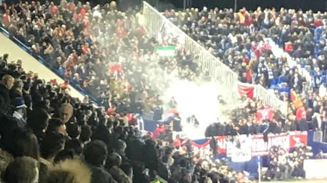 Los Biris lanzan bengalas al durante el Leganés - Sevilla de Copa