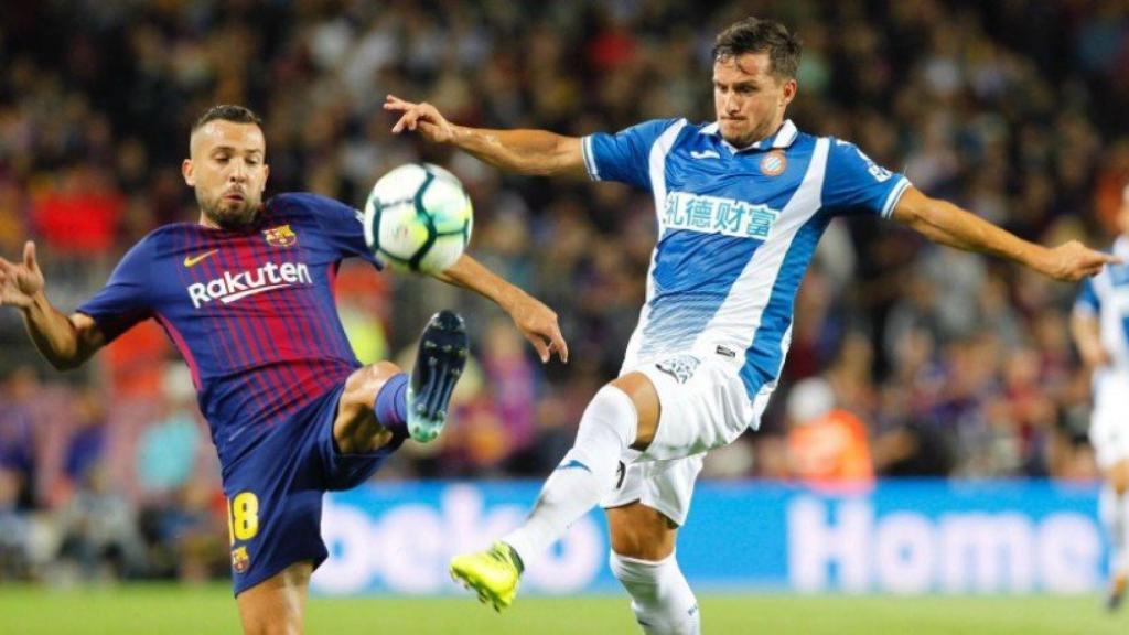 Piatti lucha un balón con Jordi Alba. Foto rcdespanyol.com