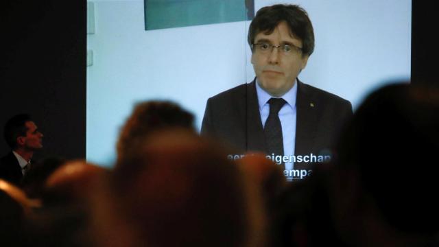 Puigdemont se ha convertido en un personaje virtual, que siempre aparece en pantallas