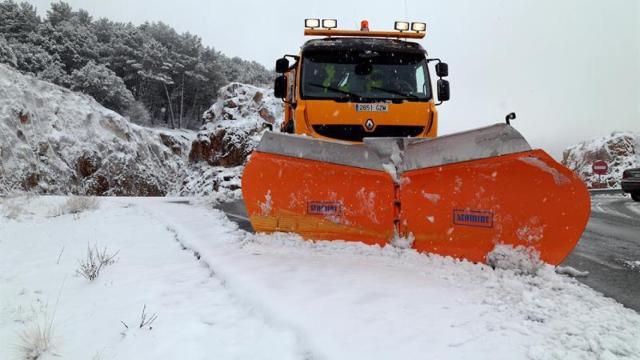 Retirada de nieve en las carreteras.