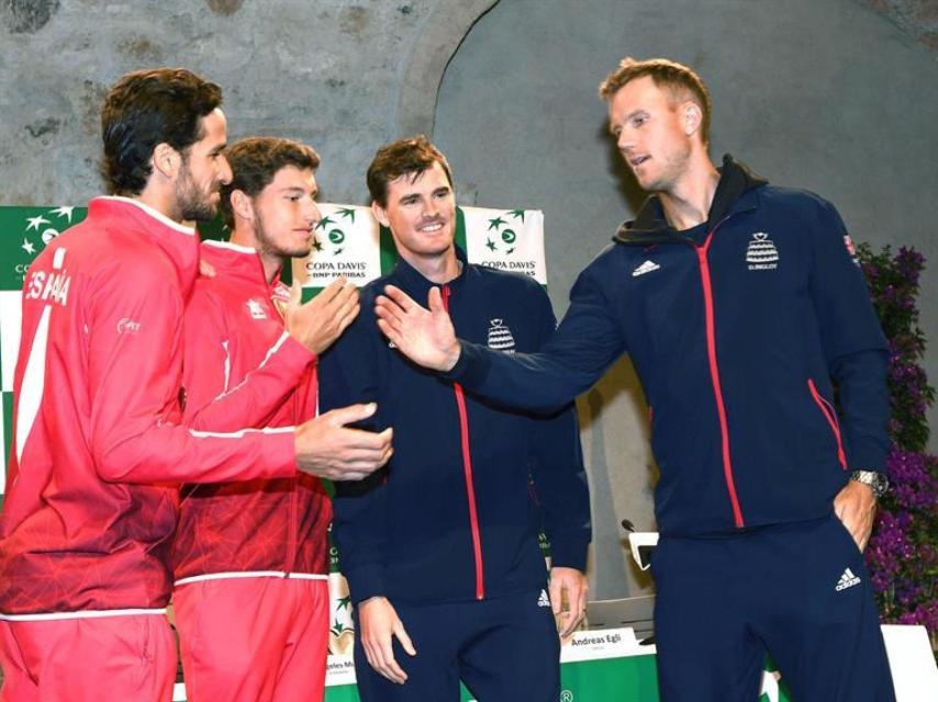 Pablo Carreño y Feliciano López saltando a Jamie Murray y Dominic Inglot.