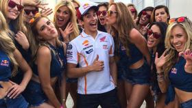 Marc Márquez posa con las chicas de la parrilla.