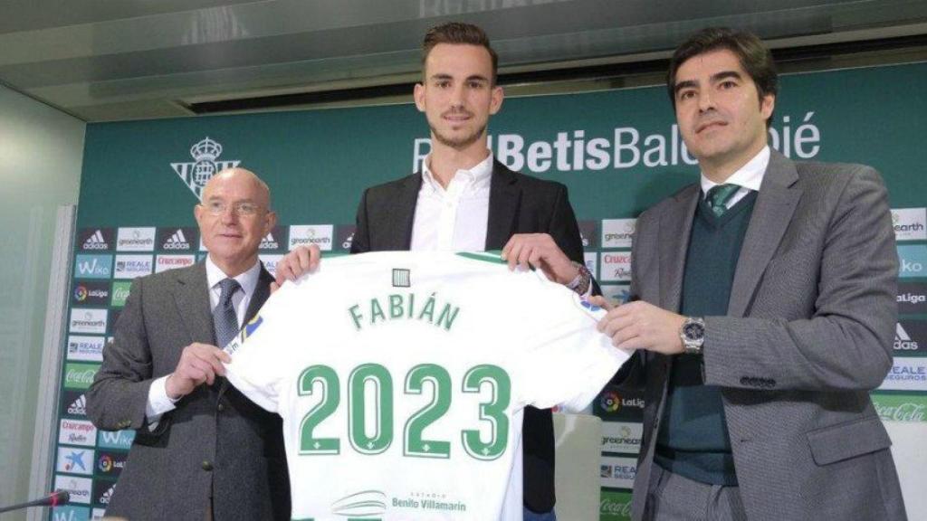 Fabián Ruiz renueva con el Betis. Foto realbetisbalompie.es