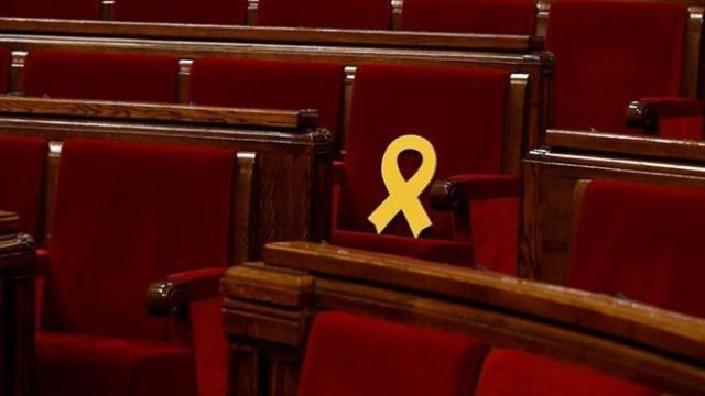 El Parlamento catalán, en la imagen vacío con un lazo amarillo en recuerdo de Oriol Junqueras, es escenario de los nervios independentistas.