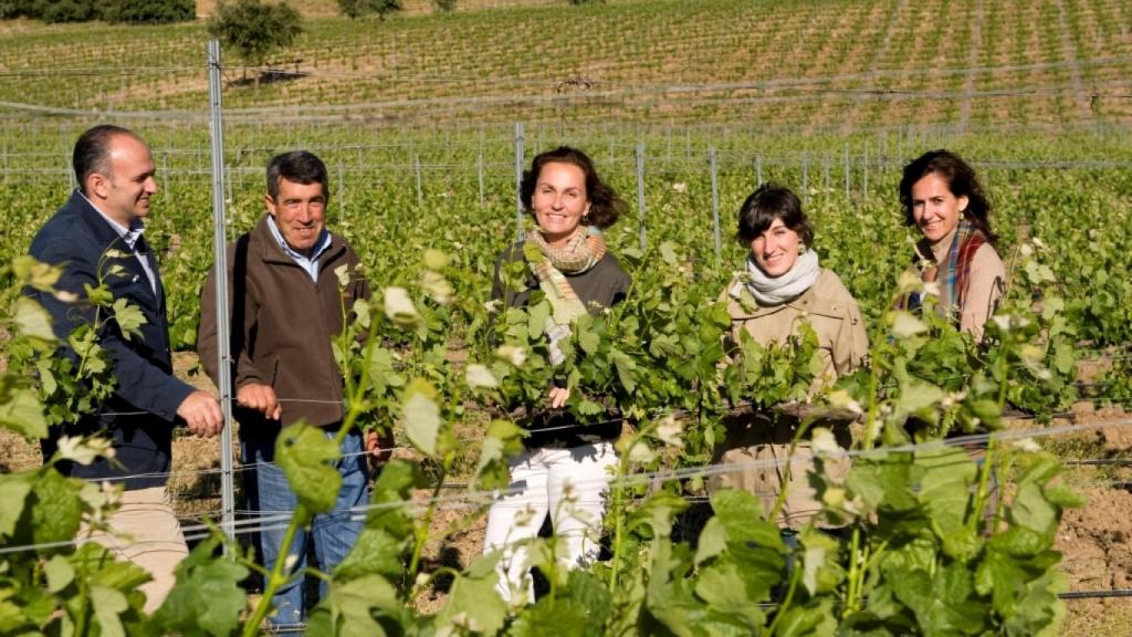 María Marsans, en el centro, en su finca toledana de La Verdosa.