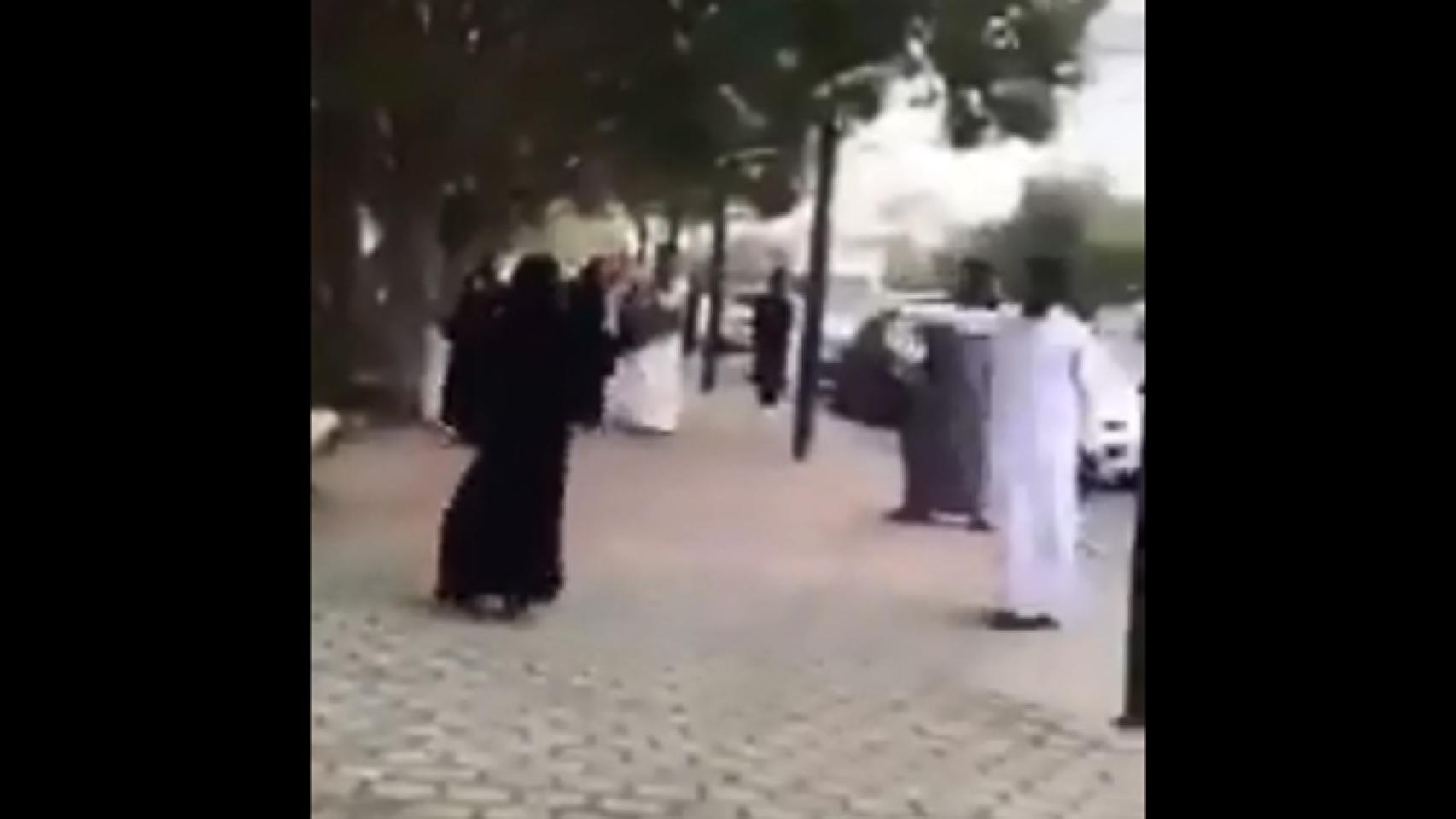 Imagen de los dos jóvenes bailando en las calles de Abah.