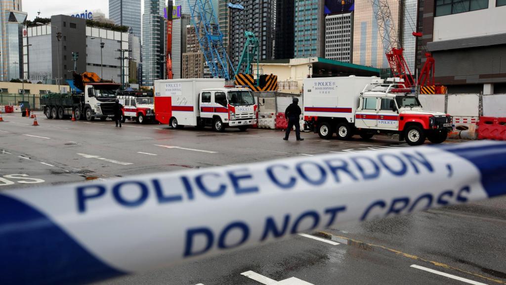 La zona de Hong Kong donde se ha encontrado la bomba, cortada por la Policía.