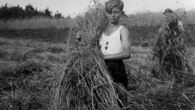 Un niño en el campo en la Alemania nazi.