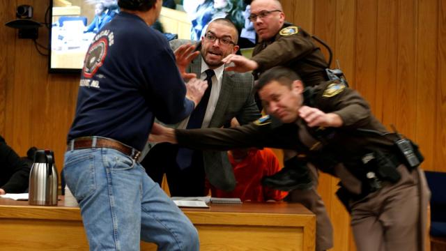 El momento en el que el padre de tres víctimas de Larry Nassar intenta agredirle.