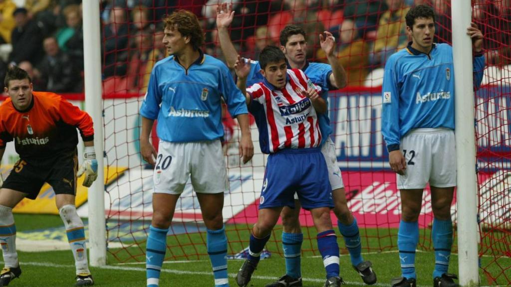 David Villa, en su etapa en el Sporting, en un derbi ante el Real Oviedo.