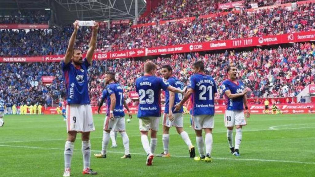 Los jugadores del Real Oviedo celebran el gol de la ida en El Molinón.