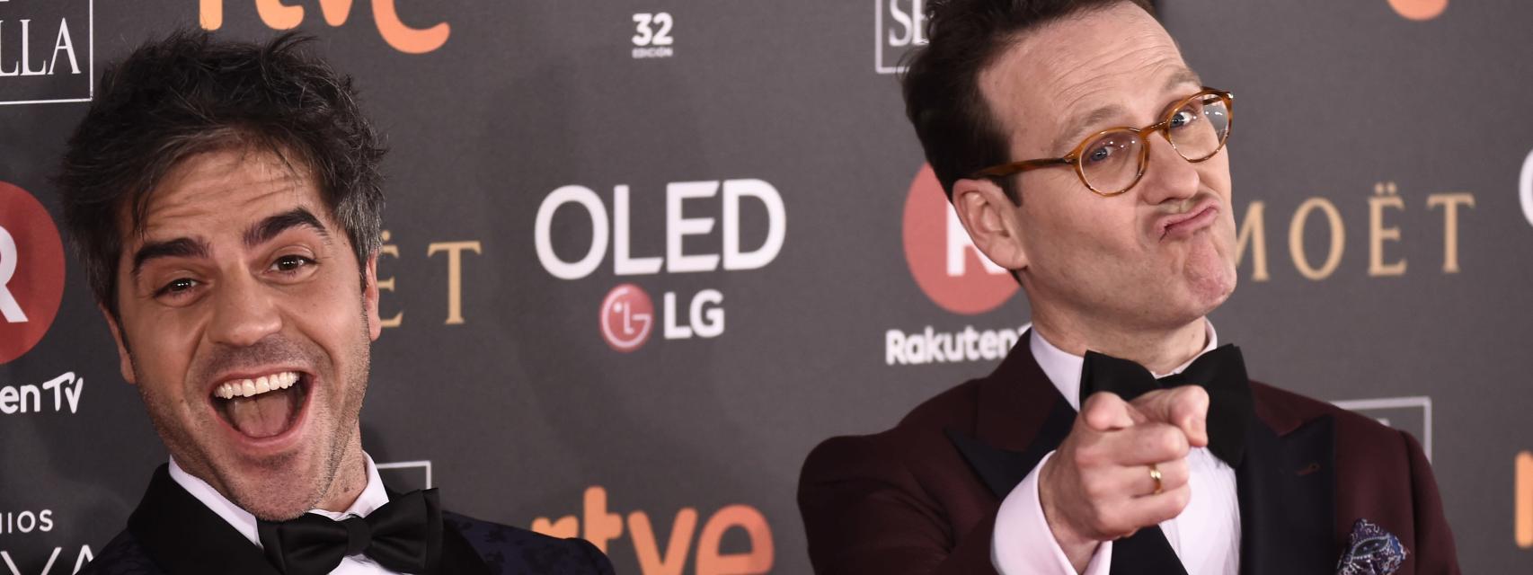 Ernesto Sevilla y Joaquín Reyes, presentadores de la gala, a su paso por la alfombra roja.