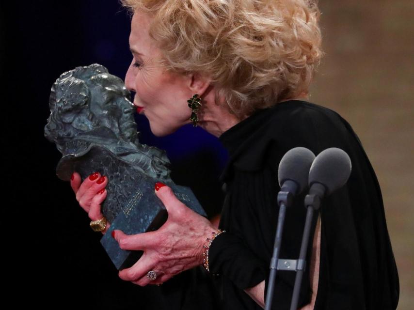 Marisa Paredes, con su Goya honorífico.