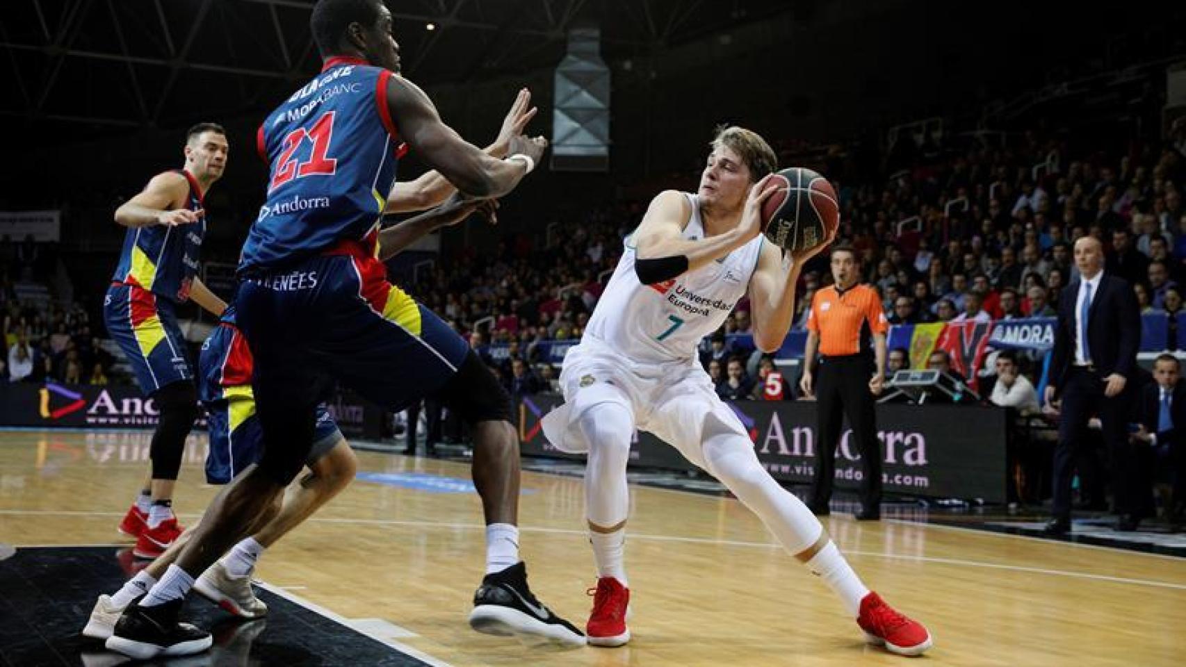 Doncic intenta pasar el balón delante de Diagne.