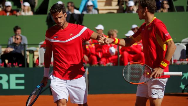 La pareja española durante el partido de dobles.