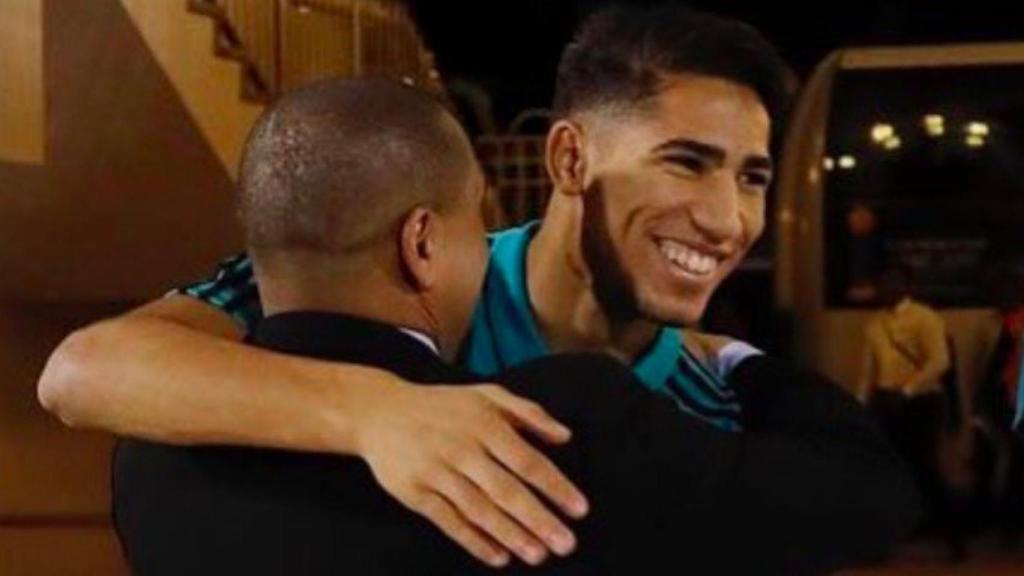 Achraf se abraza con Roberto Carlos. Foto Instagram (@achrafhakimi)