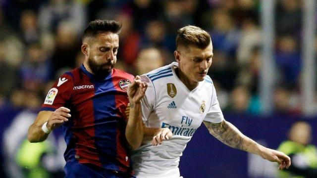 Kroos, contra un jugador del Levante