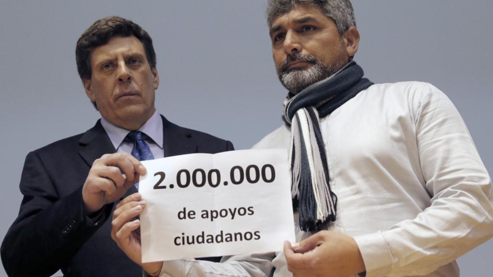 Juan Carlos Quer y Juan José Cortés, durante la presentación de la recogida de firmas.