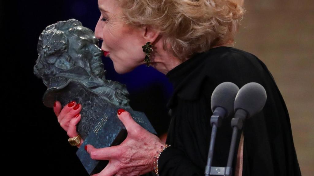 Marisa Paredes, con su Goya honorífico.