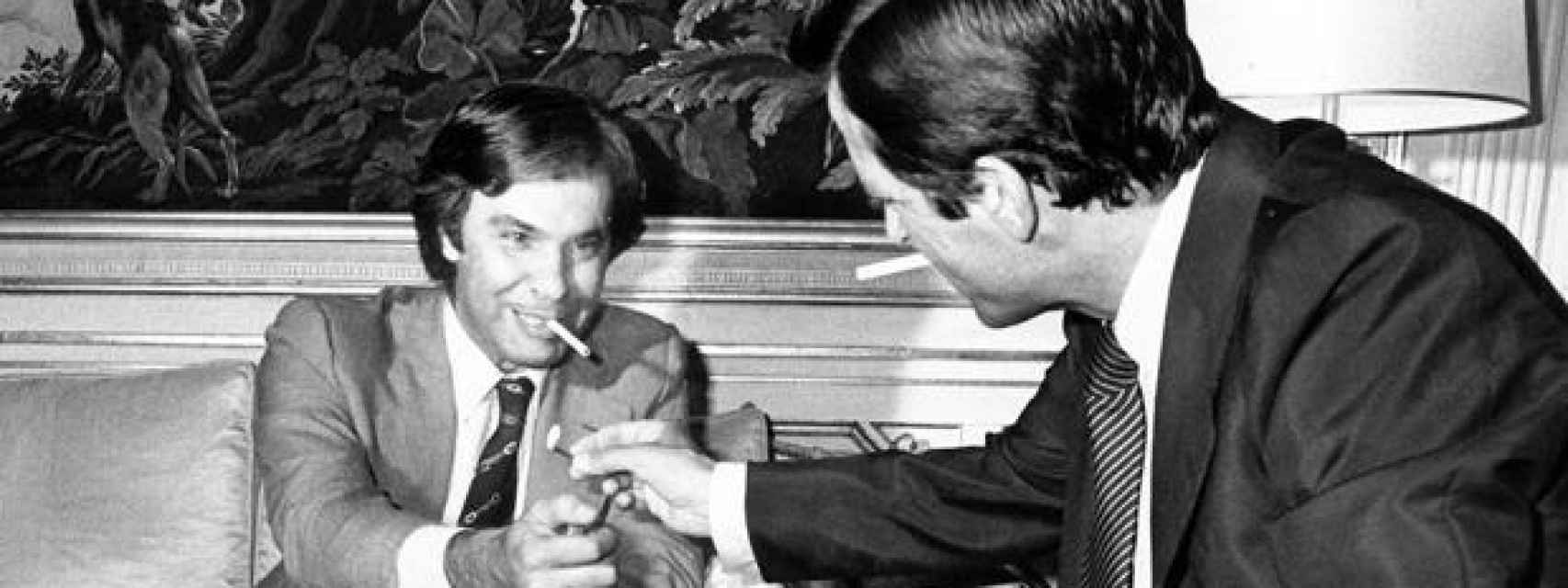 Felipe González junto a un Adolfo Suárez que le enciende un cigarrillo.