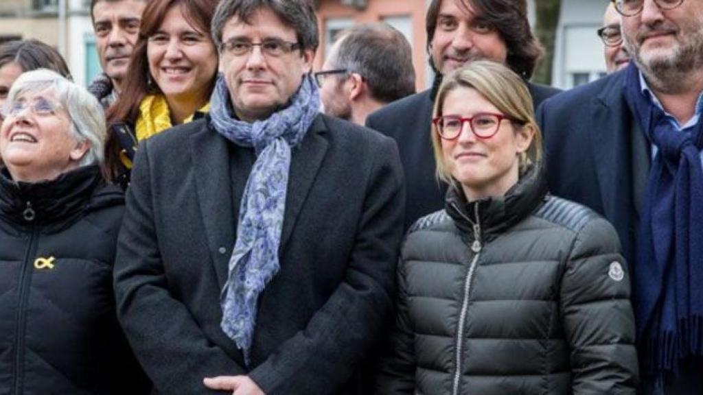 Elsa Artadi, junto a Puigdemont en una manifestación.