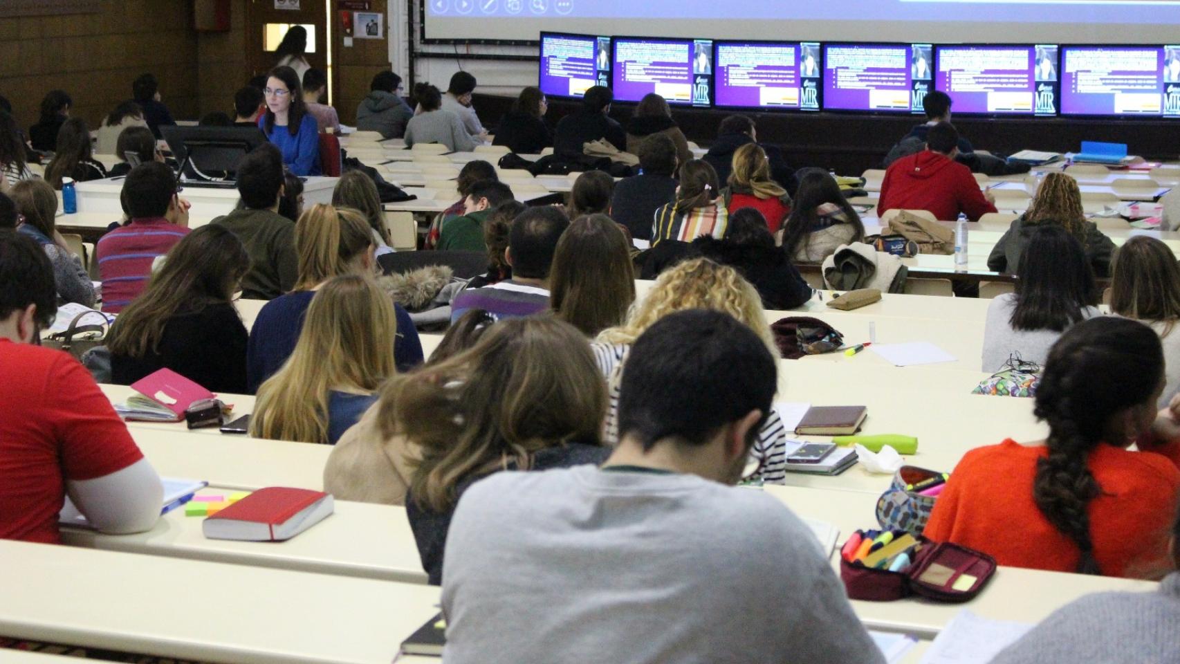 Una clase de MIR Asturias en Oviedo.