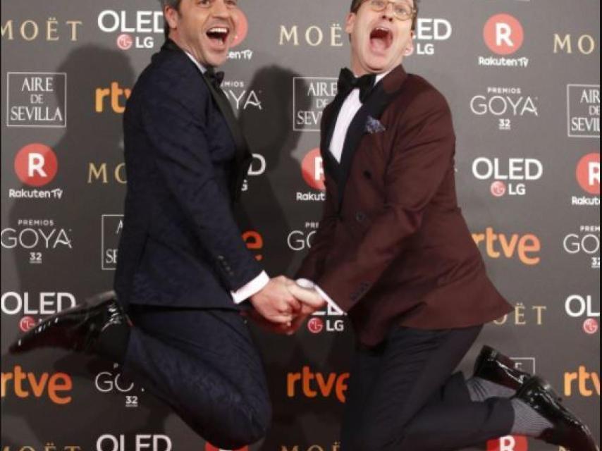 Ernesto Sevilla y Joaquín Reyes a la entrada de la gala.